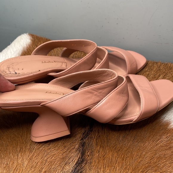 Womens Salvatore ferregamo heel shoes size 9 check them out very nice thanks 🙏 - Picture 2 of 9